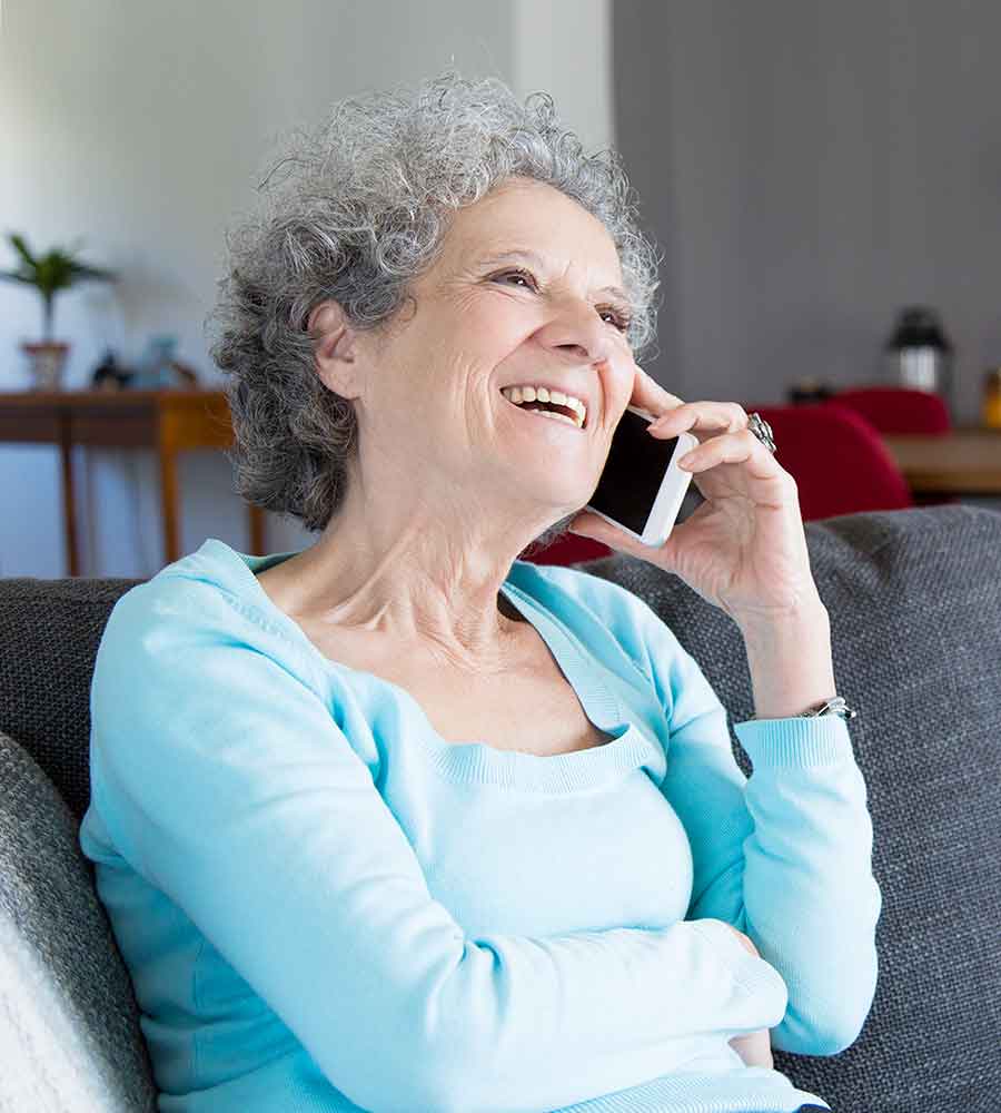 Dame âgée au téléphone
